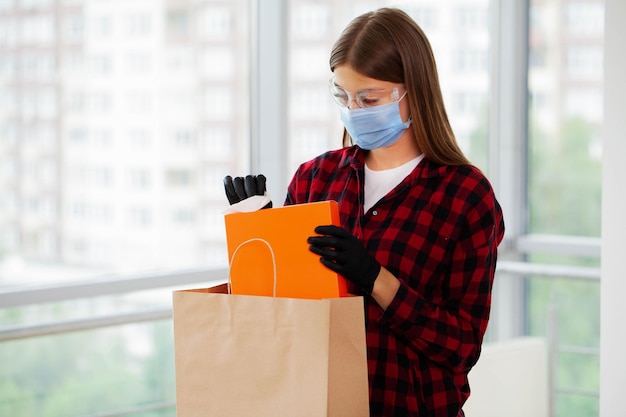 La donna disinfetta i pacchi prima di disimballare a casa.