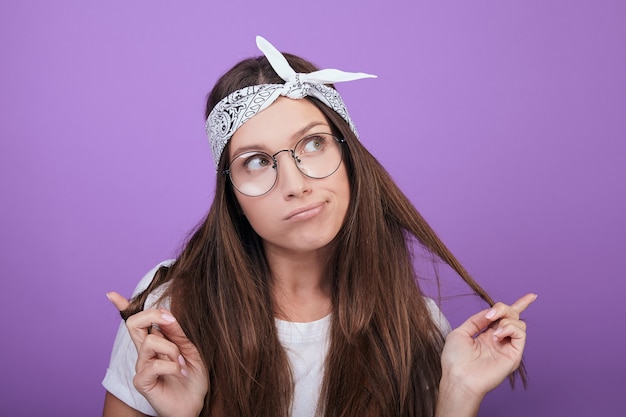 La donna divertente distoglie lo sguardo e torce i suoi capelli.