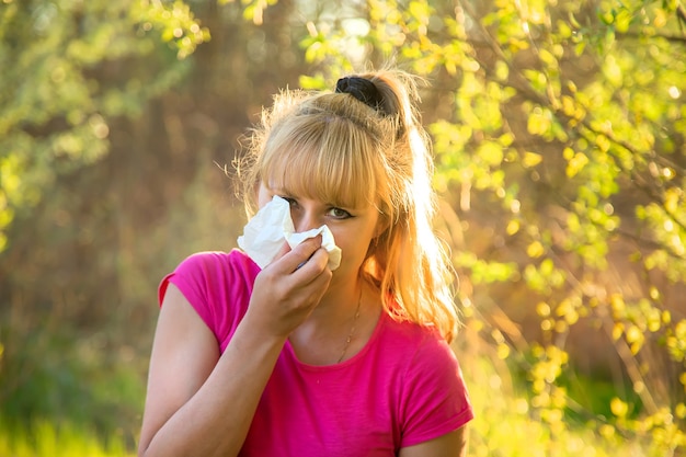 La donna è allergica ai fiori