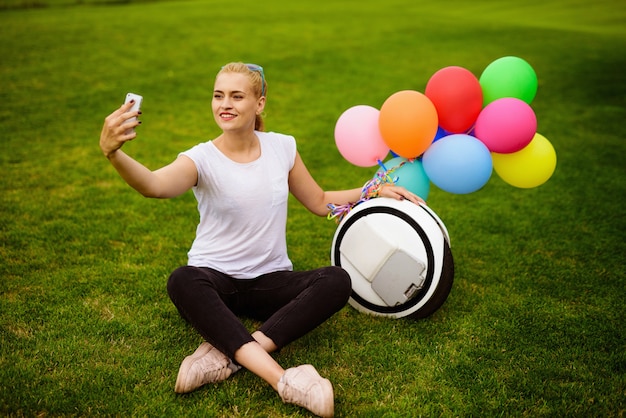 La donna è felice e sorridente. Fa selfie su uno smartphone