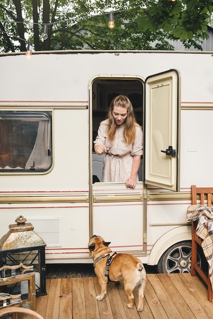 La donna e il cane sono pronti per il viaggio su strada