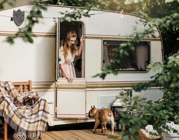 La donna e il cane sono pronti per il viaggio su strada