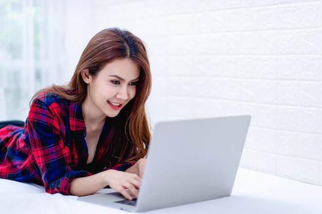 La donna e il computer nella stanza bianca Lavoro felice Il concetto di lavoro felice a casa