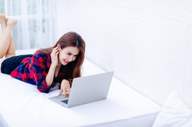 La donna e il computer nella stanza bianca Lavoro felice Il concetto di lavoro felice a casa