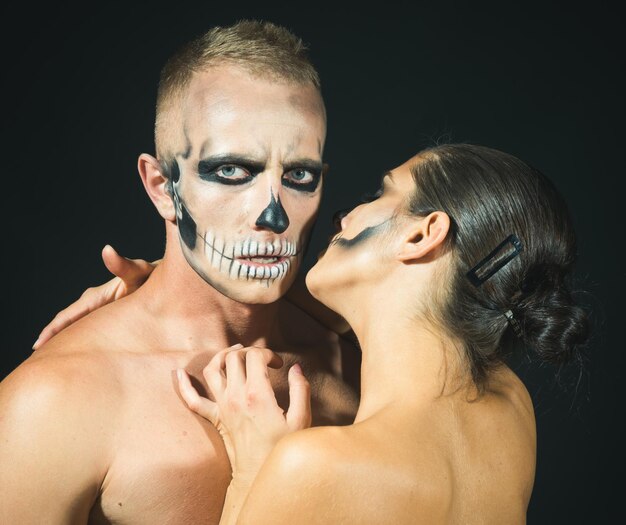 La donna e l'uomo di Halloween hanno un abbraccio spaventoso