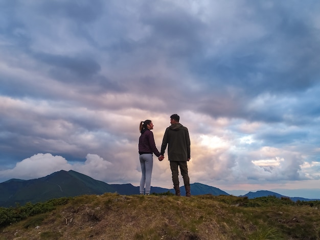 La donna e l'uomo in piedi sulla montagna