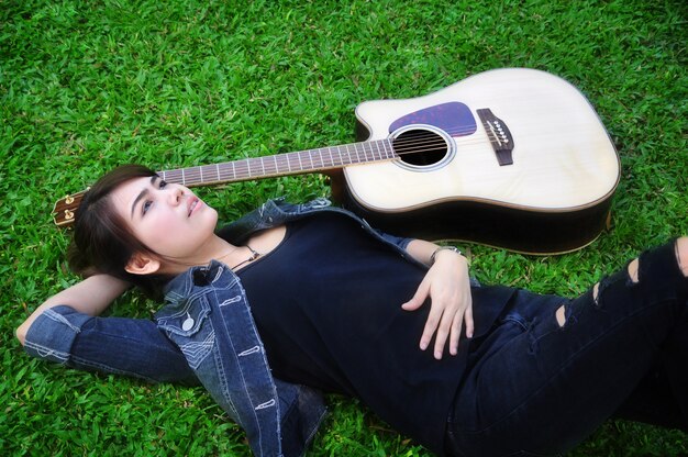 La donna e la chitarra sull&#39;erba verde