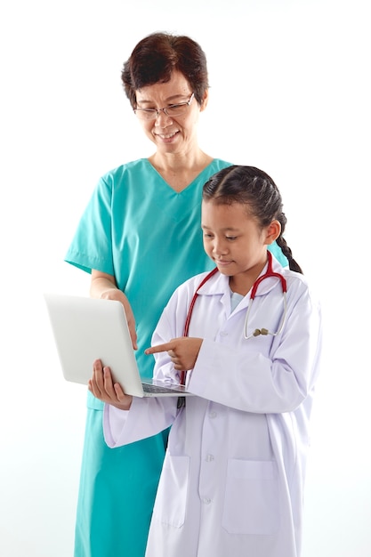 La donna e la ragazza in medico costumes la chiacchierata