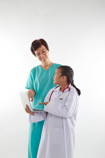 La donna e la ragazza in medico costumes la chiacchierata