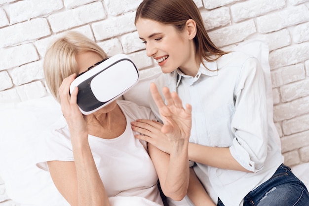 La donna e la ragazza provano i bicchieri della realtà virtuale.