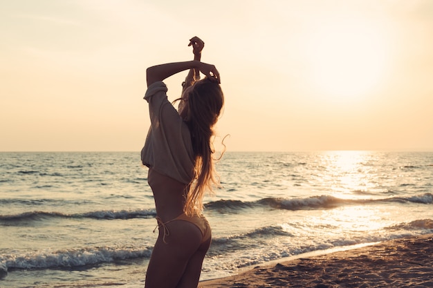 La donna è sola in spiaggia