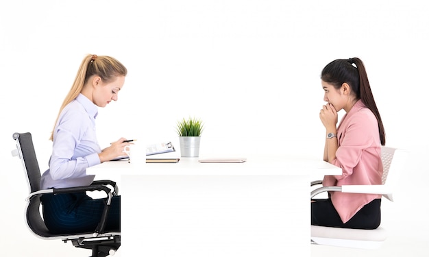 La donna è spaventata ed eccitata dall&#39;ufficiale delle risorse umane per il colloquio di lavoro