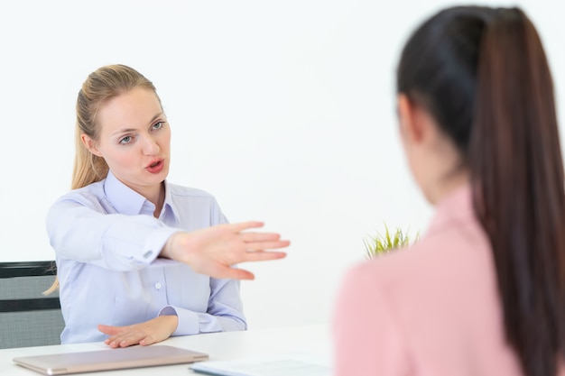 La donna è stata respinta dal suo incarico di lavoro dal funzionario delle risorse umane