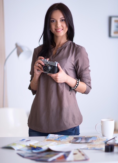 La donna è una fotografa professionista con la macchina fotografica