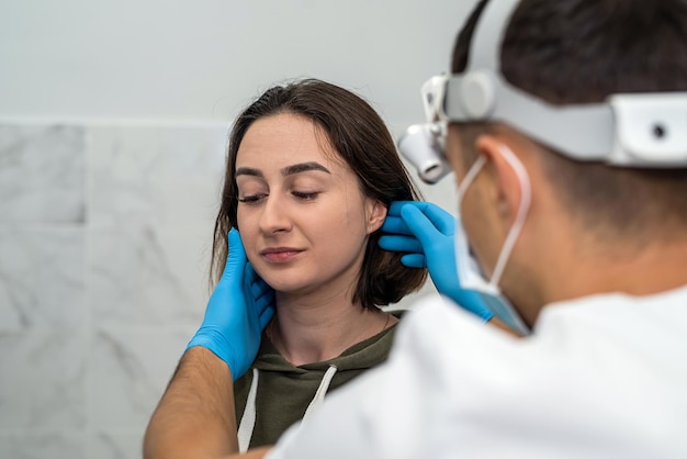 La donna è venuta per un appuntamento con un medico che esegue un esame