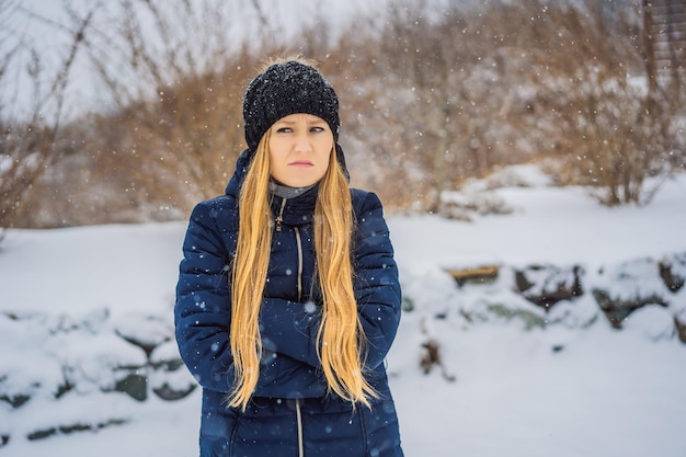 La donna era molto congelata in inverno sotto la nevicata Problemi invernali