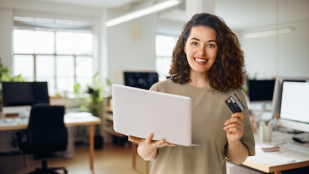 La donna fa acquisti online La ragazza fa acquisti usando telefono e carta di credito a casa