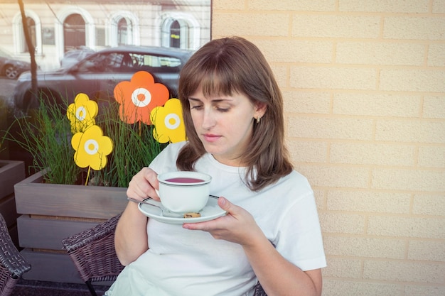 La donna fa colazione al bar