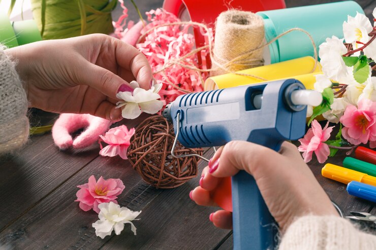 La donna fa decorazioni floreali