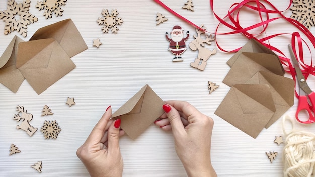 La donna fa il calendario dell'avvento di Natale per i bambini.