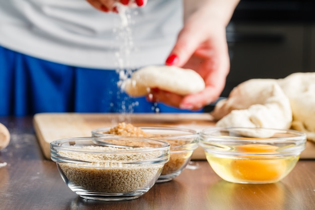 La donna fa il pane