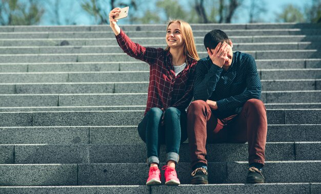 La donna fa selfie, ma il suo ragazzo non vuole