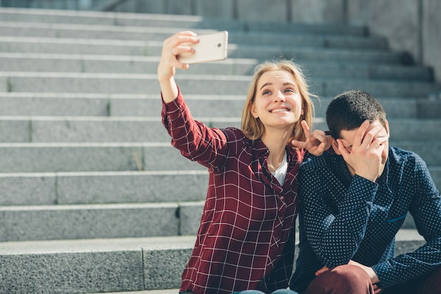 La donna fa selfie, ma il suo ragazzo non vuole