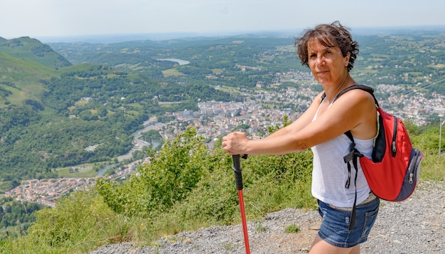 La donna fa un'escursione in montagna