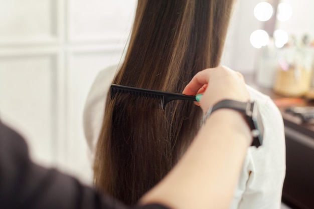 La donna fa un taglio di capelli