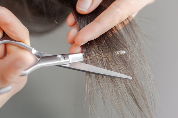 La donna fa un taglio di capelli