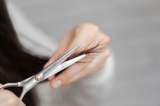 La donna fa un taglio di capelli