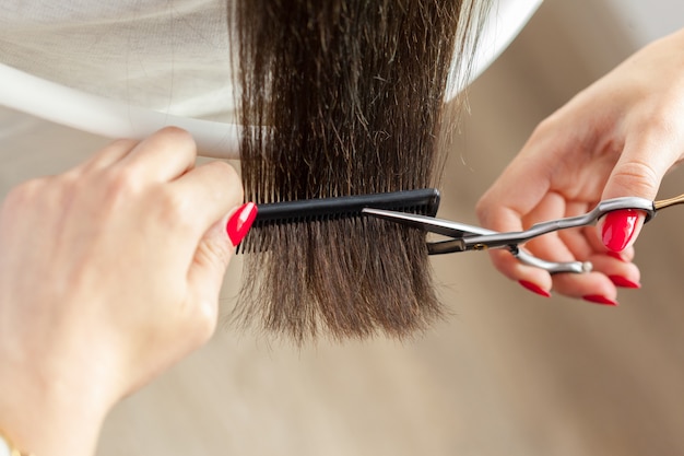 La donna fa un taglio di capelli