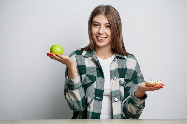 La donna fa una scelta tra cibo sano e nocivo