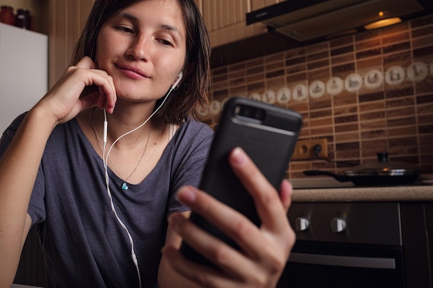 La donna fa una videochiamata ad amici e genitori