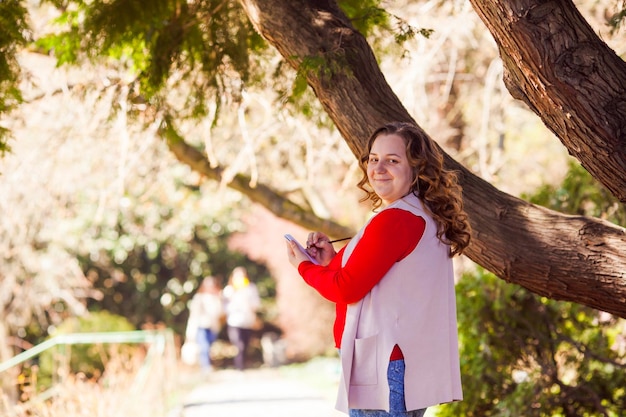 La donna fa uno schizzo nel suo taccuino in un parco primaverile