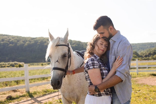 La donna felice con la sua amata sta accanto a un cavallo