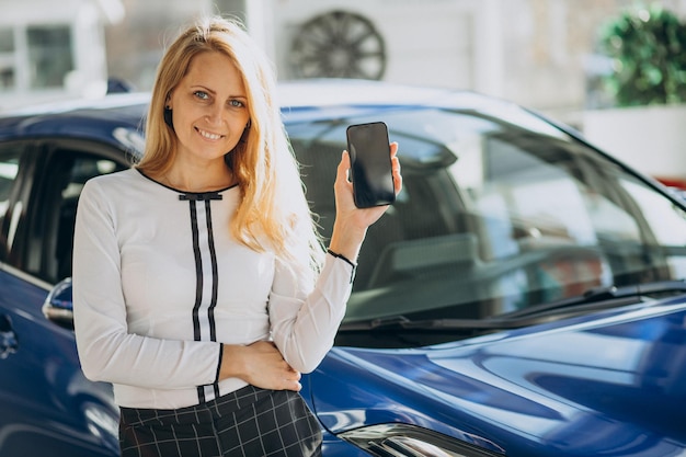 La donna felice ha appena comprato la sua nuova auto