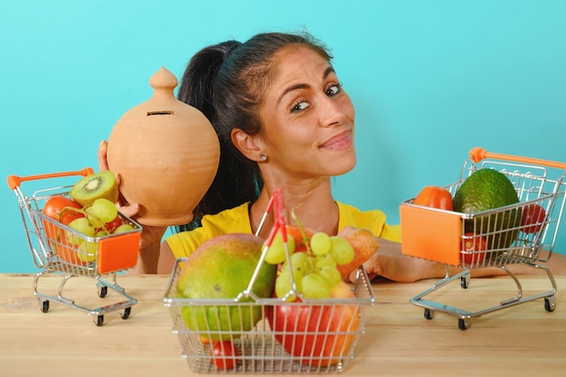 La donna felice ha fatto un acquisto economico e salutare di frutta