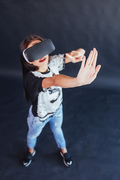 La donna felice ottiene l'esperienza dell'uso delle cuffie per realtà virtuale con occhiali VR.