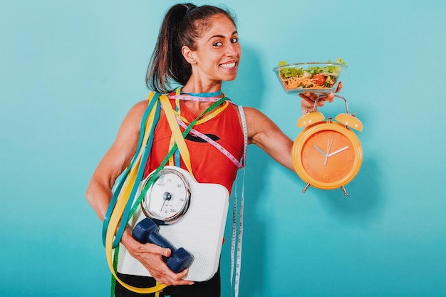 La donna felice segue una dieta e fa palestra