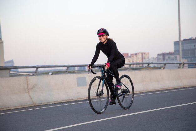 la donna felice va in bicicletta