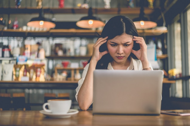 La donna freelance asiatica ha sottolineato la pressione quando l&#39;ultimo giorno della scadenza finale