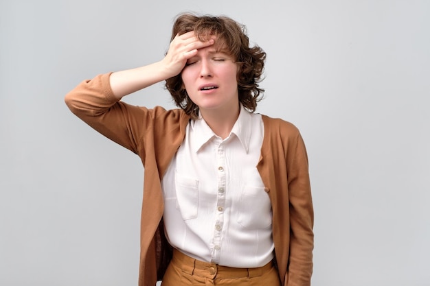 La donna frustrata stressata sente un forte mal di testa Scatto in studio