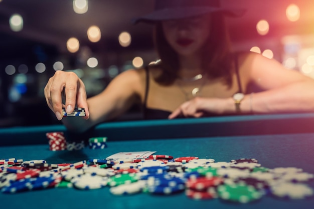 La donna gioca a poker e fa scommesse al casinò