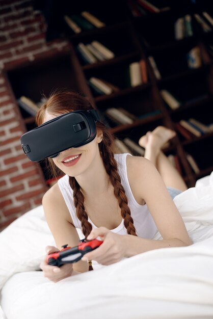 La donna gioca ai videogiochi e utilizza il casco VR.