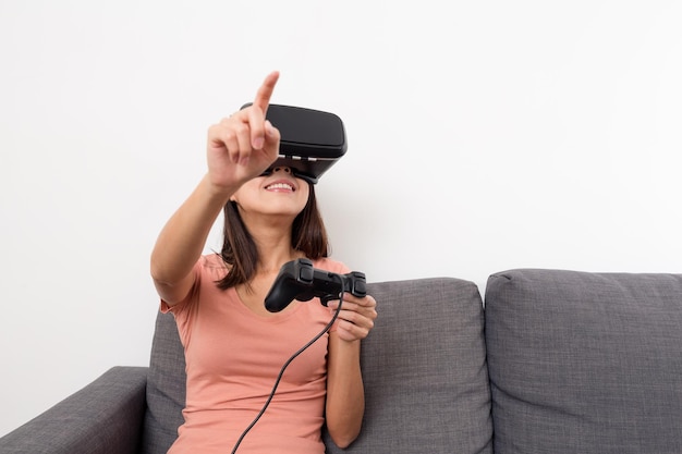 La donna gioca con il dispositivo VR e il joystick