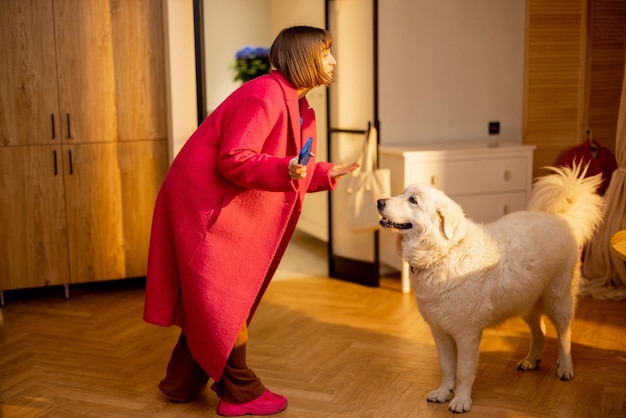 La donna gioca con il suo cane prima di uscire a fare una passeggiata