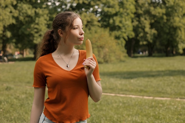 La donna gioca con la banana nel parco