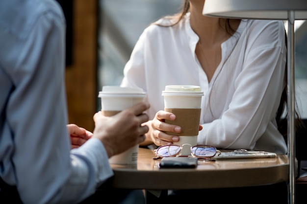 La donna gode del caffè del mattino