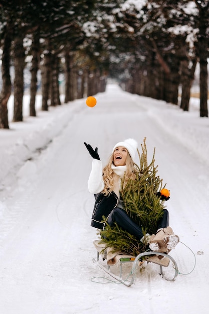 la donna gode dell'inverno, donna felice sulla slitta.